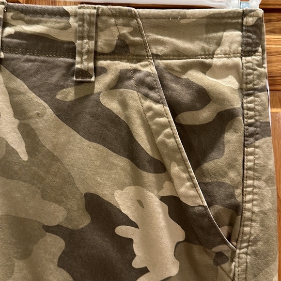 Wrangler Relaxed Fit Flex Camo Cargo Shorts Hidden Tech Pocket 10 in. Inseam - Picture 4 of 11